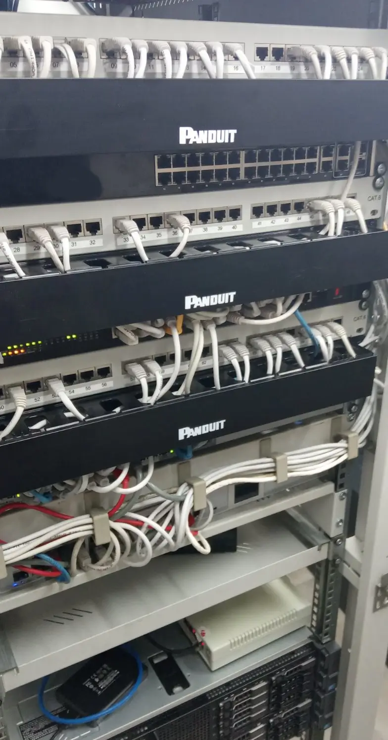 Τακτοποιημένο rack δικτύου και server υποδομής από την AllNetworks